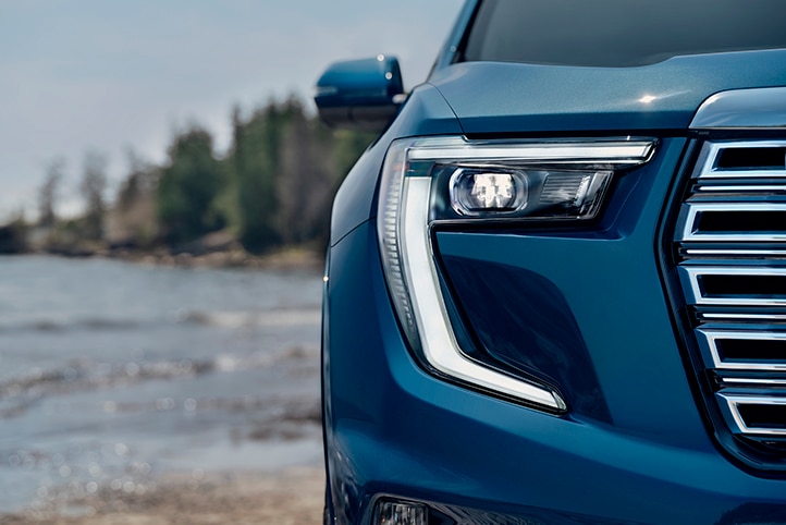 Icónicos faros LED en GMC Acadia 2026, camioneta de 7 pasajeros